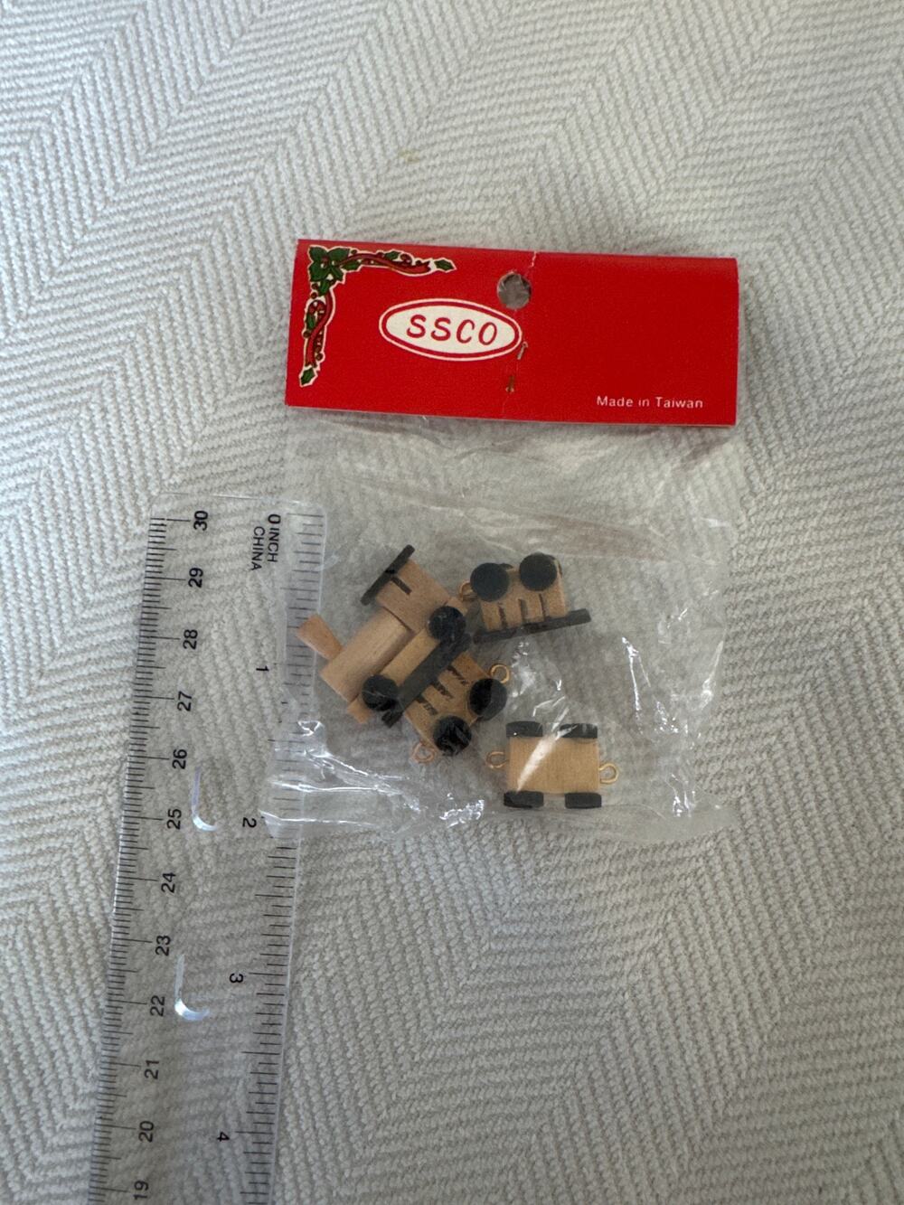 Miniatures & Crafts Wood 4 Piece Train Engine & Cars